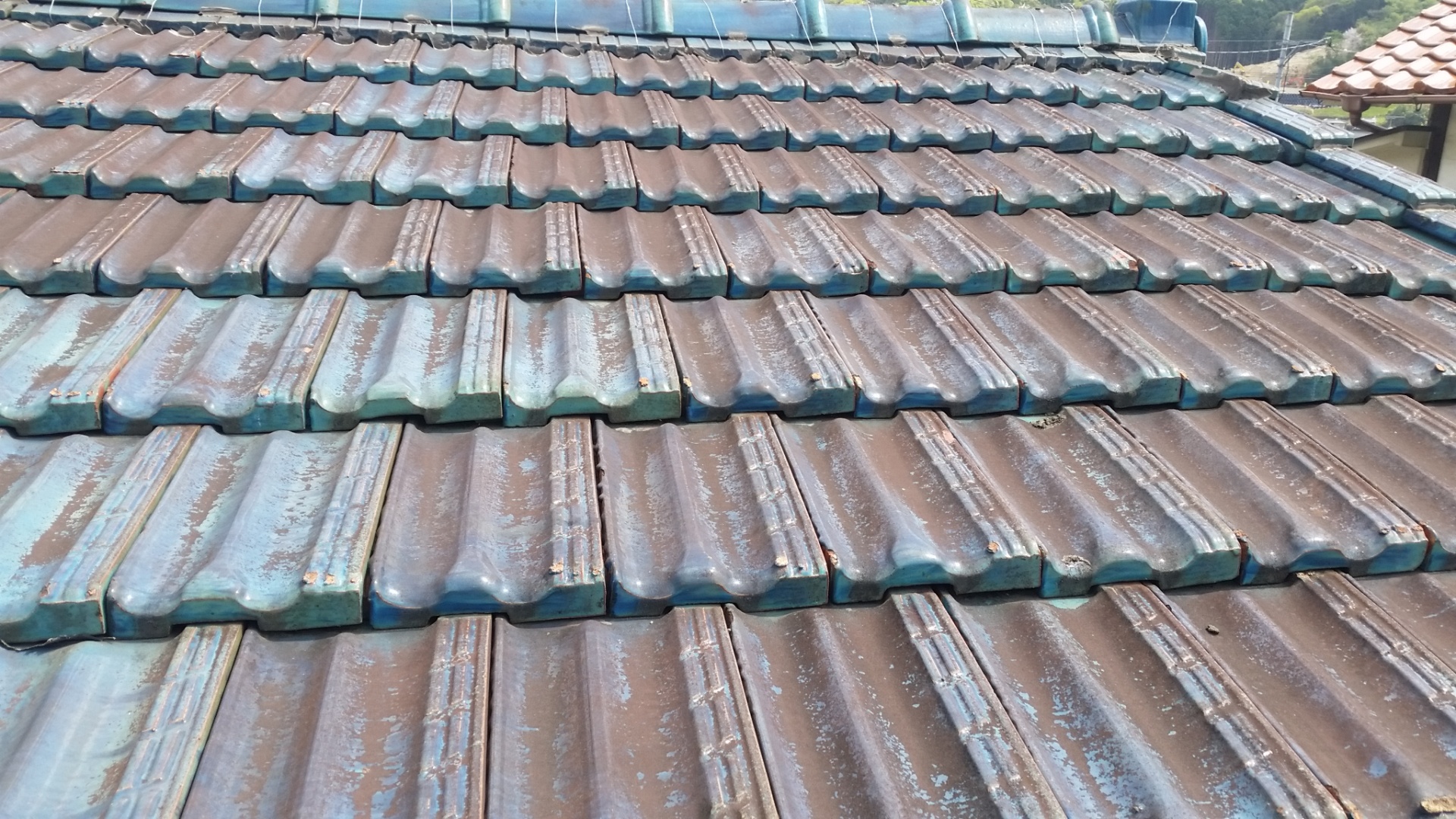 釉薬瓦の屋根全体の写真