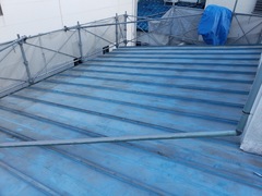 広島市佐伯区にて屋根葺き替え工事。瓦棒の板金屋根の撤去