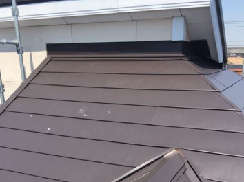 施工後のチョコレート色に輝くガルバリウム鋼板屋根